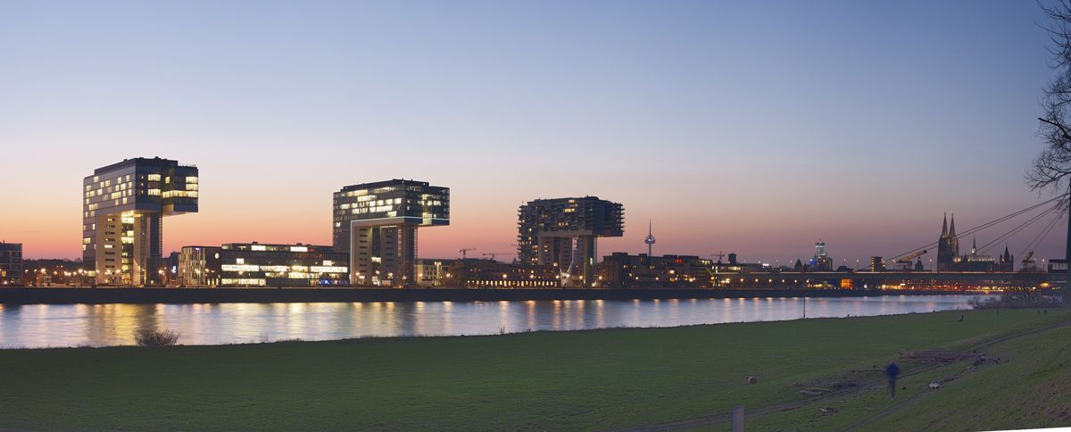 Panorama der Kranhäuser im Kölner Rheinauhafen bei Abendlicht